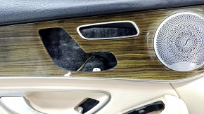 Обшивка двери карточка передняя левая Mercedes GLC 16-22 кожа бежевая, вставка под дерево, Burmester, дефект накладки, под чистку