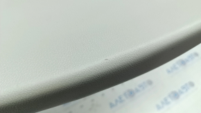 Накладка центральной стойки верхняя ремень правая Chrysler Pacifica 17- серая с ручкой, царапины, потертости