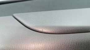 Обшивка двери карточка передняя правая Mazda CX-5 17- с черн вставкой тряпка, подлокотник кожа черн, царапины, потертости, царапина на коже, сломано крепление