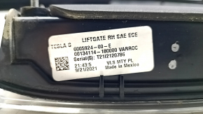 Ліхтар внутрішні двері багажника правий Tesla Model S 21-