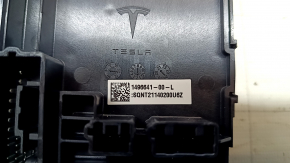 Блок управління пасажирським сидінням Tesla Model S 21 - тріщина у кріпленні