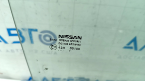 Скло дверей передньої правої Nissan Rogue 14-20 подряпини