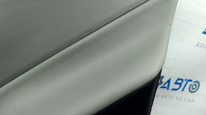 Обшивка двери карточка задняя правая Toyota Rav4 19- кожа черно-серая, царапины, потертости, под химчистку