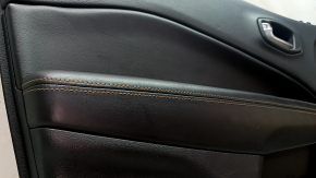 Обшивка двери карточка передняя левая Jeep Compass 17- черная, черный кожаный подлокотник, коричневая  строчка