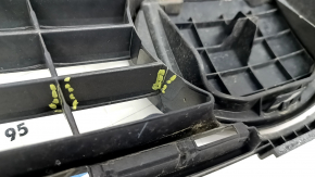 Решітка радіатора grill Lexus CT200h 11-13 дорест з емблемою, надламана, тичка на емблемі, пісок