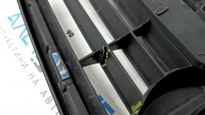 Решітка радіатора grill Lexus CT200h 11-13 дорест з емблемою, надламана, тичка на емблемі, пісок