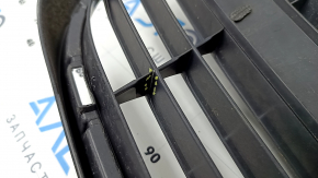 Решетка радиатора grill Lexus CT200h 11-13 дорест с эмблемой, надломана, тычка на эмблеме, песок