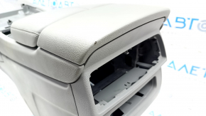 Консоль центральная подлокотник и подстаканники Audi Q7 16- серая, вздулась краска, потерта