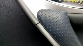Обшивка дверей картка передня права Lexus CT200h 11-17 чорна шкіра, тріщини в ручці
