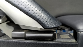 Обшивка двери карточка передняя правая Lexus CT200h 11-17 черная кожа, трещины в ручке