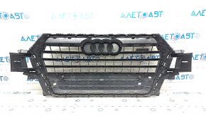 Решетка радиатора grill в сборе Audi Q7 16-19 серая, под парктроники, песок, сколы, царапины