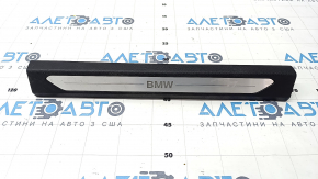 Накладка порога передня ліва BMW X5 G05 19-23 чорна з хром вставкою BMW, підсвічуванням, подряпини