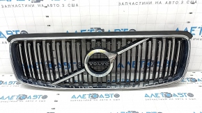 Решетка радиатора grill со значком Volvo XC90 16-19 черная, обрамление хром, без камеры, песок, царапины