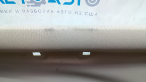 Потолочная обшивка Jeep Cherokee в бежевом цвете, имеются царапины и дефекты.