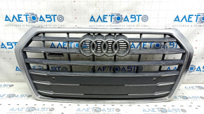 Грати радіатора grill Audi Q5 80A 18-20 в зборі, з емблемами, хром, під парктроніки, зламані вставки хрому, пісок