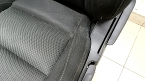 Полноценный фронтальный вид на водительское сиденье Mazda CX-30, подходит для установки.