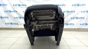Боковой ракурс водительского сиденья Mazda CX-30, наблюдаются легкие потёртости.
