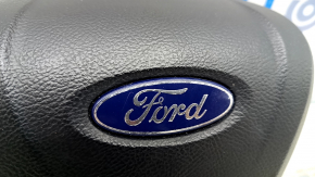 Крупный план подушки безопасности Ford с видимым дефектом в виде царапины.