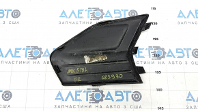Крупный план повреждений заглушки ПТФ справа для Ford Fusion 2013-2020