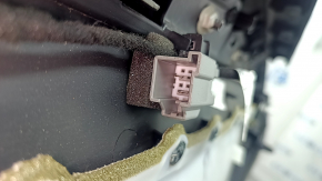 Крупный план молдинга обшивки двери Ford Fusion, включая царапины и следы использования.