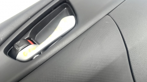 Качественный снимок обшивки двери задней левой Honda Civic 2016-2021 с потертостями