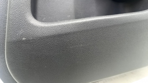 Детальный крупный план обшивки задней правой двери Honda Civic, видимые царапины.