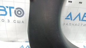 Накладка передней стойки нижняя правая Nissan Versa 12-17 черная, царапины