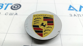 Фронтальный вид центрального колпачка на диск Porsche Macan, состояние с естественными следами эксплуатации.