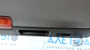 Близкий план на обшивку двери багажника Porsche Macan, присутствуют незначительные дефекты