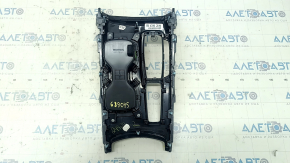 Дефектная накладка подстаканников в сером цвете для Honda Accord, видны царапины и повреждения.