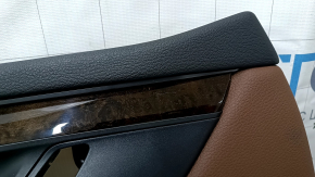 Обшивка двери карточка передняя левая BMW X5 F15 14-18 черная, вставка кожа коричневая TERRA, без шторки, подлокотник кожа коричневая, накладка под дерево, с ручкой, царапины, примятости, тычки