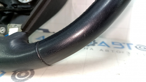 Крупный план дефекта на ободе черного кожи, руль от BMW X5 F15 2014-2018
