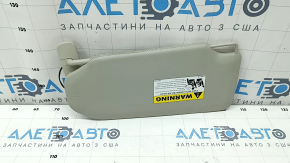 Элемент козырька в руке, вид правого солнцезащитного козырька для Volvo XC90.