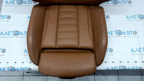 Обшивка сиденья BMW 3 G20 коричневая COGNAC, с вмятинами и потрескавшейся кожей.