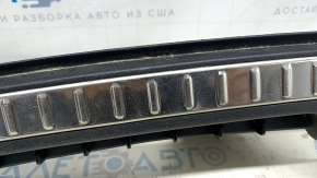 Характерный вид повреждений на накладке проема, отметины и царапины