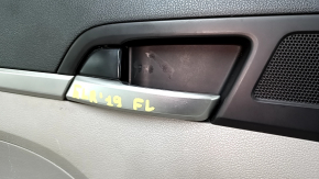Полный вид обшивки двери передней левой Hyundai Elantra, состояния Б/У с видимыми дефектами.