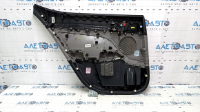 Детали обшивки двери Hyundai Elantra 2017-2020, видно небольшие следы использования на верхней части.