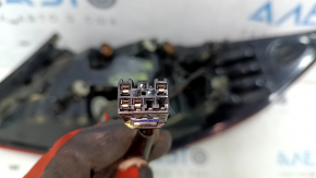 Детальный ракурс на поврежденную поверхность фонаря задней оптики Hyundai Elantra 2017.