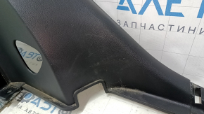 Накладка задней стойки нижняя левая Hyundai Elantra AD 17-20 черная, сломано крепление, царапины, побелел пластик