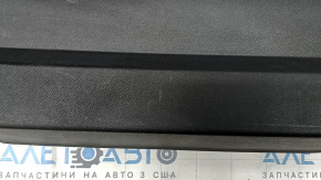 Обшивка двери багажника нижняя Volvo XC90 16-25 под электро дверь, черная, царапины