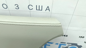 Боковая сторона подлокотника Volvo XC90 2016-2026, легкий износ виден на краях.