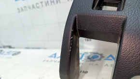Крупный план на поверхность накладки колена водителя Lexus CT 2011 года, дефекты видны