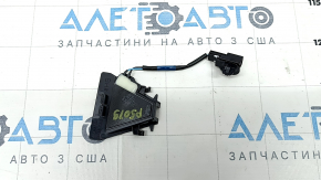 Ракурс со стороны подключения подогревателя камеры для Toyota Prius 50, показывающий разъем.