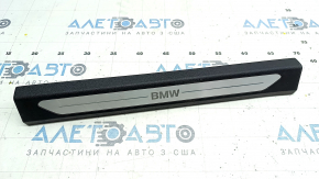 Накладка порога передня ліва BMW X5 G05 19-26 чорна з хром вставкою BMW, з підсвічуванням, подряпини