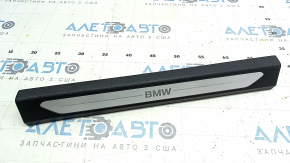 Накладка порога передня права BMW X5 G05 19-26 чорна з хром вставкою BMW, з підсвічуванням, подряпини