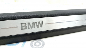 Накладка порога передня права BMW X5 G05 19-26 чорна з хром вставкою BMW, з підсвічуванням, подряпини
