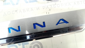 Крупный план надписи 'SIENNA' на накладке порога Toyota Sienna, вид сбоку