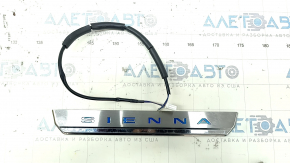 Накладка порога передняя левая наружная Toyota Sienna 21-26 хром с подсветкой, царапины