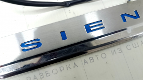 Крупный план накладки порога передней левой для Toyota Sienna, показывающий участок с потертостями