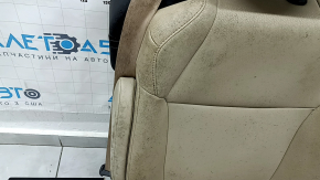 Крупный план правой стороны сиденья Toyota Sienna, заметные царапины и потемнения.